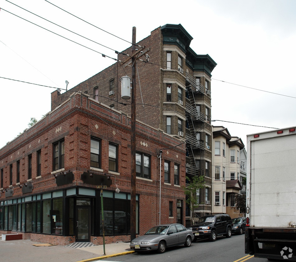 Building Photo - 46 49th St