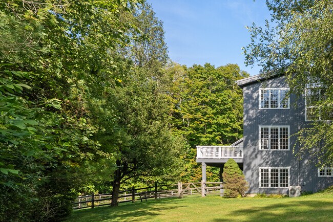 Foto del edificio - 84 Gunn Hill Rd