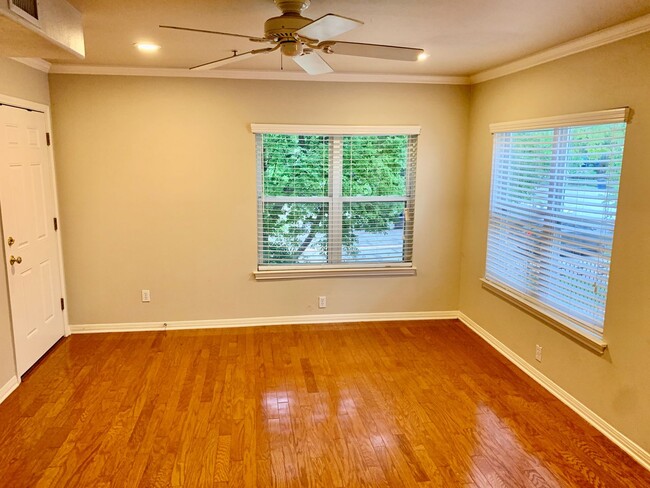 Building Photo - Stunning 2 bedrooms, 1.0 bathrooms home in...