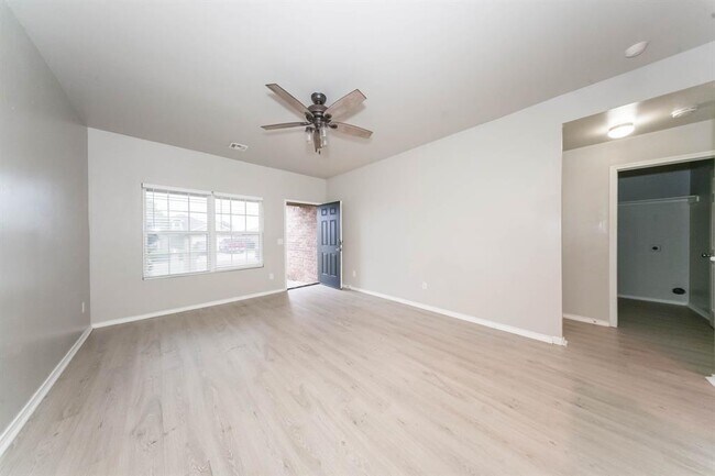Foto del edificio - 9601 Evie Dr