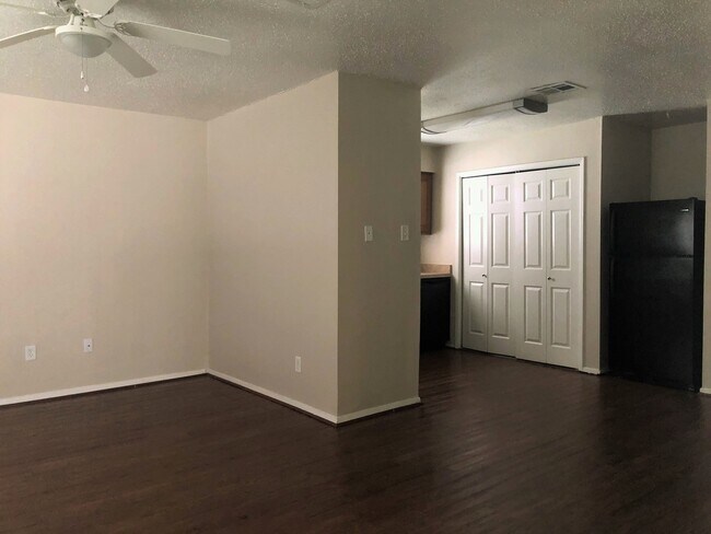 Building Photo - 4 Bed House with Fenced Backyard - Lawn Ca...