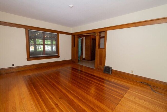 Foto del edificio - Near Northwest Neighborhood in South Bend 4 bedroom Craftsman style 2-story