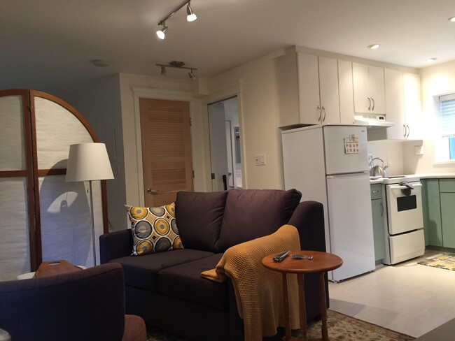 Building Photo - 1940 William St