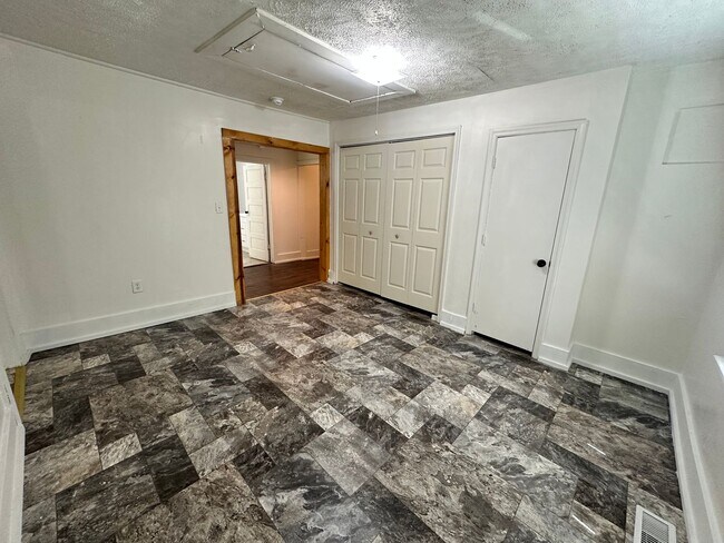 Foto del edificio - 3-Bedroom Home Walking Distance to Longwoo...