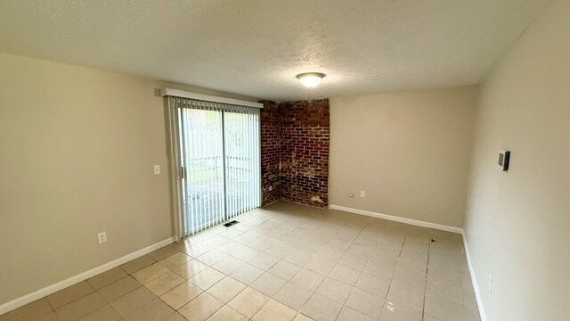 Foto del edificio - WEST SIDE 3 BEDROOM RANCH AVAILABLE NOW!