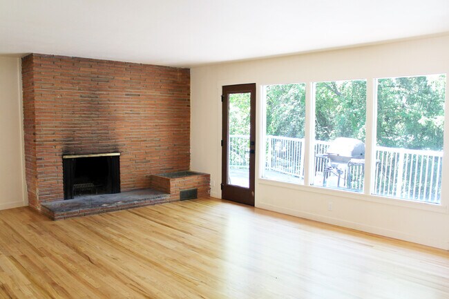 Building Photo - 1015 NE Duncan Ln