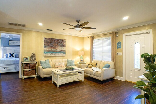 Building Photo - Beautifully updated 3-bedroom, 2-bathroom fence yard home in Fort Myers