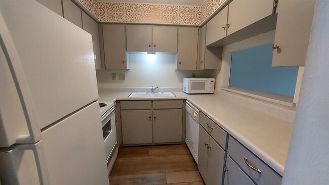 Building Photo - 1214 Hi Stirrup