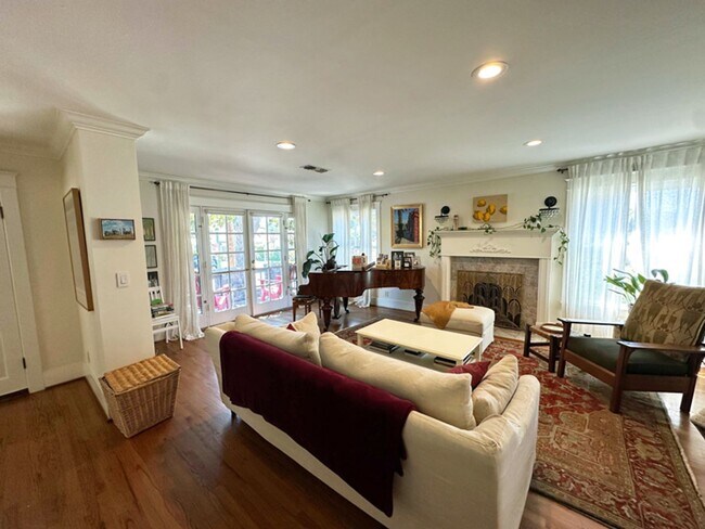 Building Photo - Vintage 3Bed/2Bath Charmer in Historic Dow...