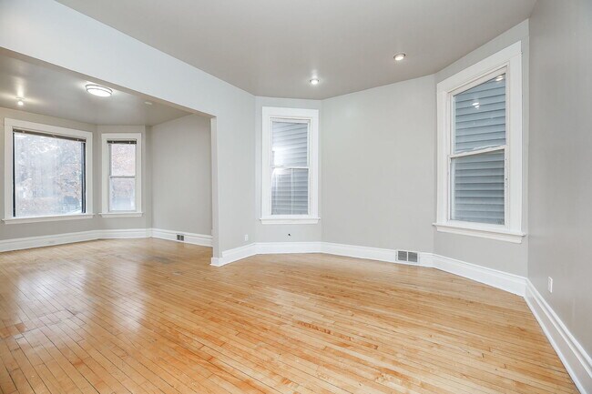 Foto del edificio - 2820 N Sacramento Ave