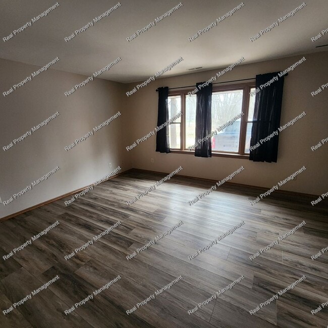 Building Photo - 2 Bedroom Townhome