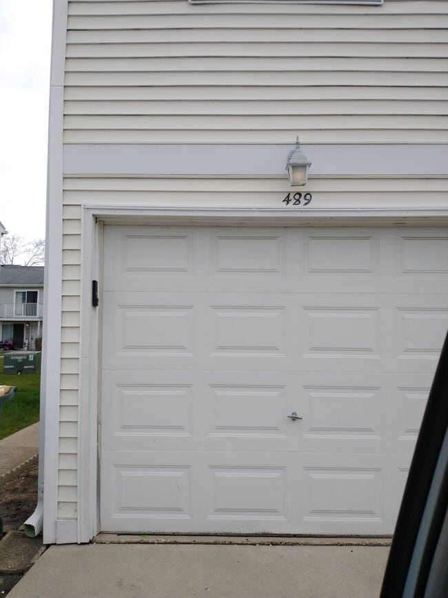Building Photo - 489 Meadow Green Ln