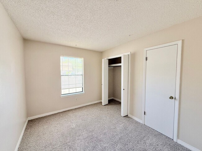 Foto del edificio - Charming 2-Bedroom Apartment - Prime Location