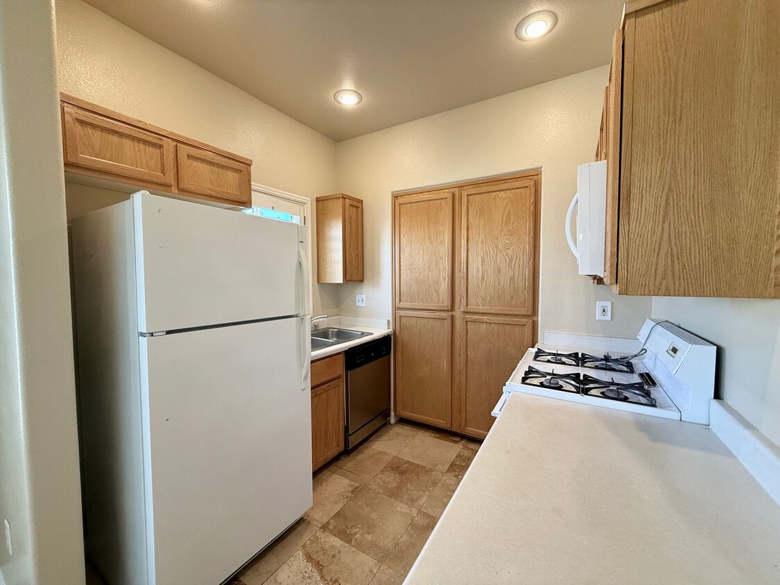 Primary Photo - 2/BD 2/BA Cozy Condo with Fantastic Amenit...