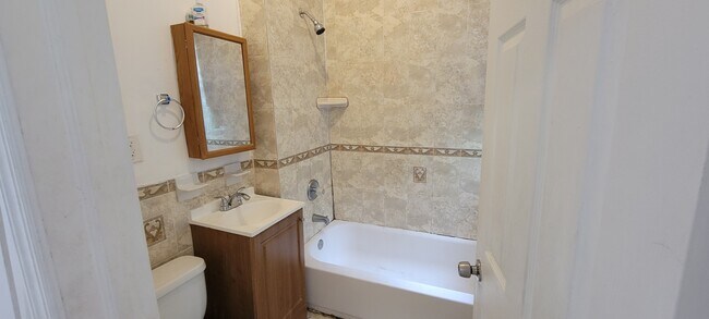 Baño - 654 S 19th St