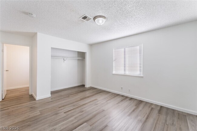 Foto del edificio - 6982 Hopkins Dr