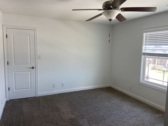 Foto del edificio - 4 bed, 3 bath, under $1900  Wow.