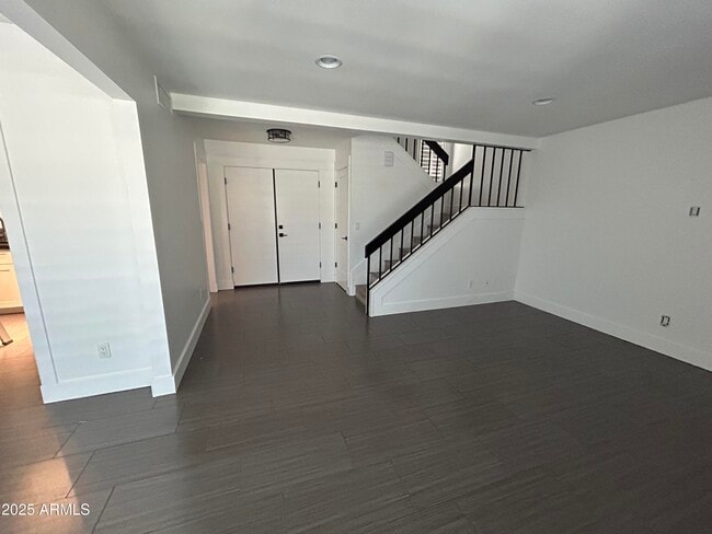 Building Photo - 320 E Larkspur Ln