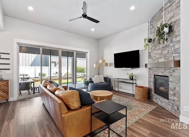 Foto del edificio - Pet-Friendly Oasis with Gourmet Kitchen and Outdoor Entertainment