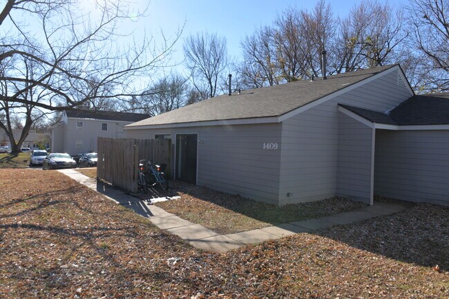 Building Photo - 1409 McCain Ln