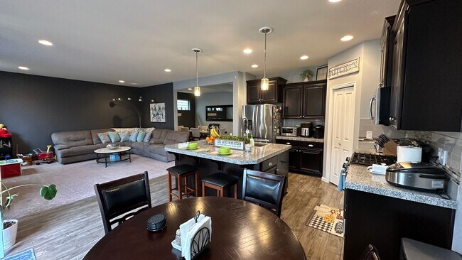Foto del edificio - Gorgeous Corner lot 4 bed home! Happy Vall...