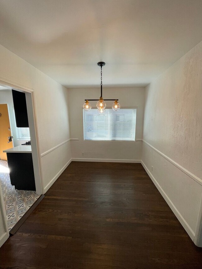 Foto del edificio - Remodeled 2BR in NoHo – Brand New Kitchen, 2 Parking Spaces, Walk to NoHo West Mall