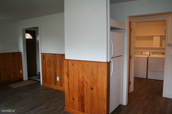 Building Photo - 618 S 11th Ave