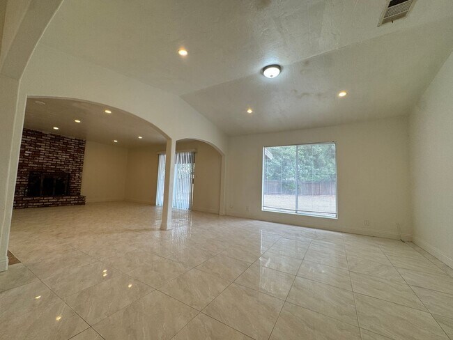 Foto del edificio - 5269 E Washington Ave