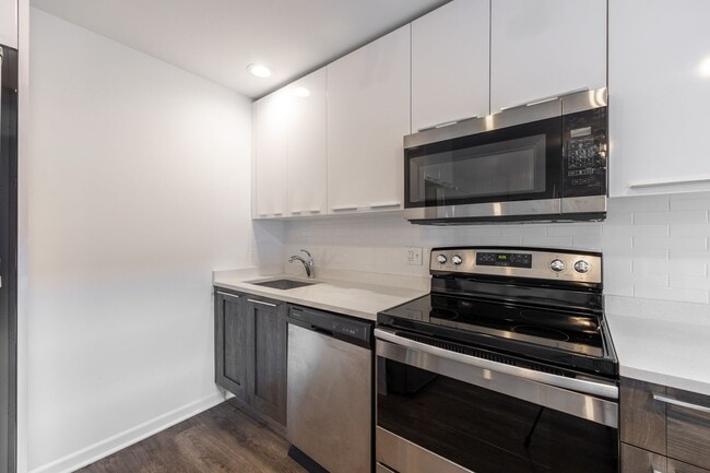 Building Photo - Renovated 1 Bed in Uptown!