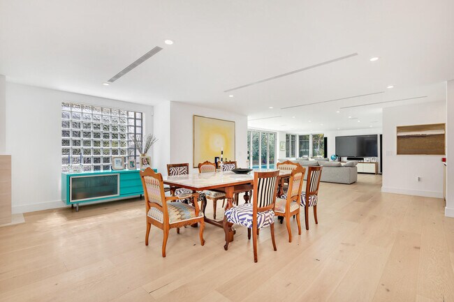 Building Photo - 2111 S Flagler Dr