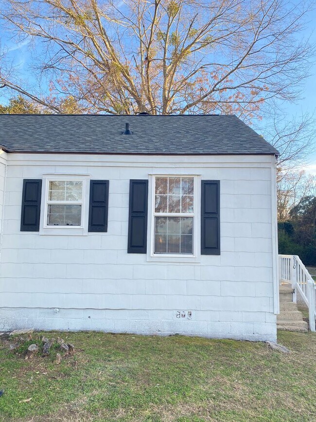 Building Photo - Great Location! Available June 2026!