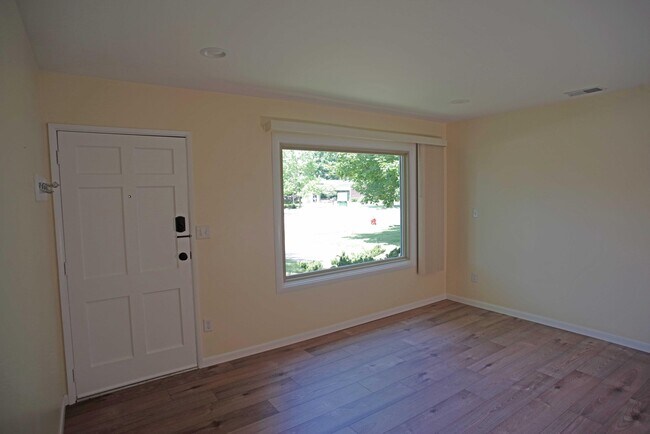 Foto del edificio - 1052 N Maple Rd