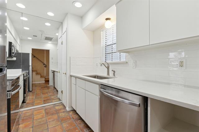 Building Photo - 2902 Wycliff Ave