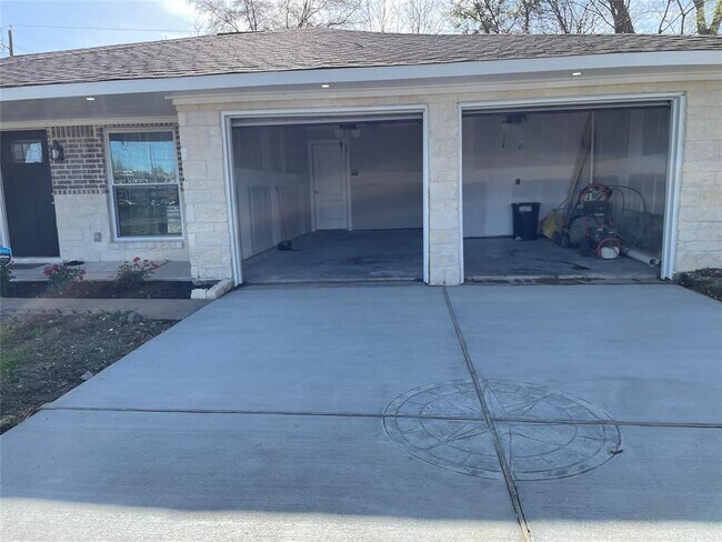 Building Photo - 606 S Kaufman Dr