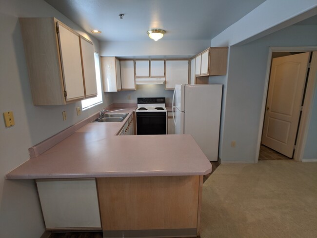 Building Photo - 2 bed 1.5 bath condo in Port Angeles