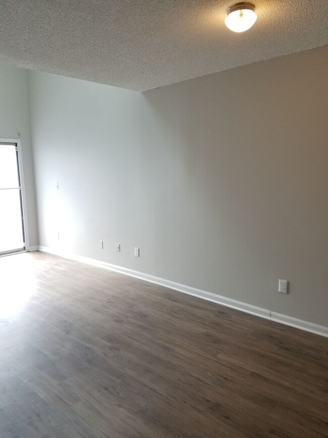 Building Photo - Cozy Townhome in Newport News