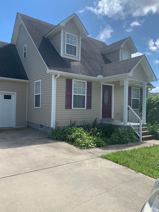 Building Photo - 3 Bedroom in GREAT LOCATION in the Center ...