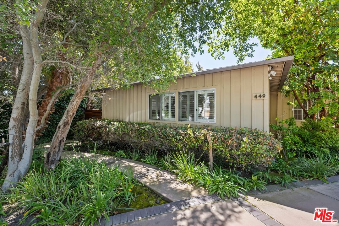 Foto principal - 449 N Bundy Dr