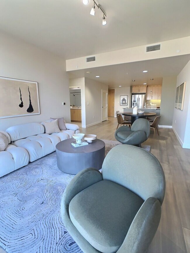 Building Photo - Gorgeous 1 Bedroom Condo at Axis with Den