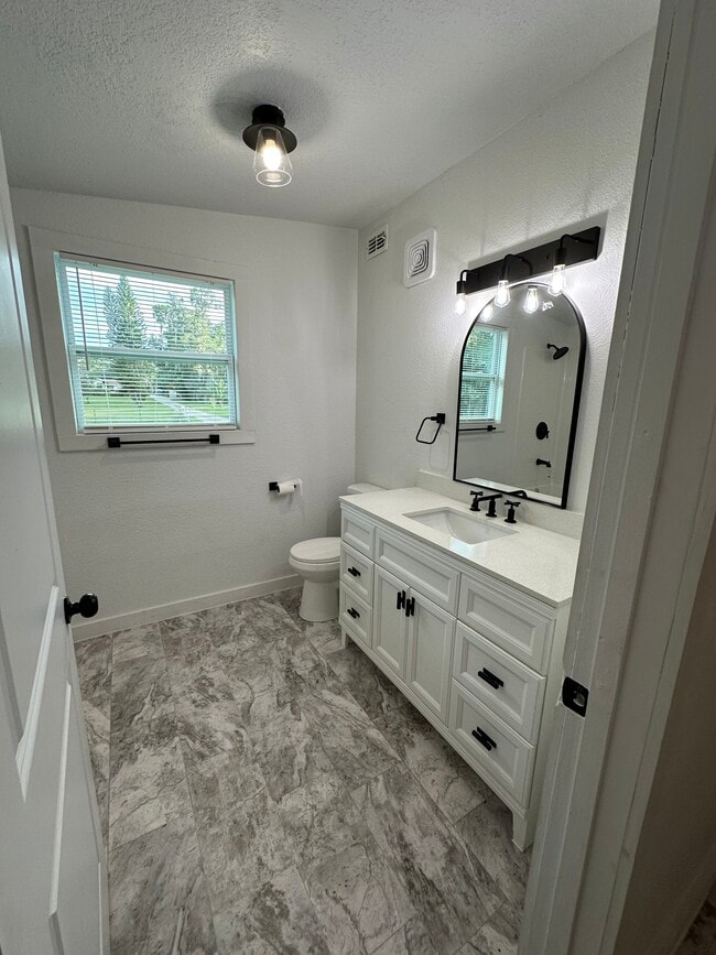 Foto del edificio - 2245 Valley Dr