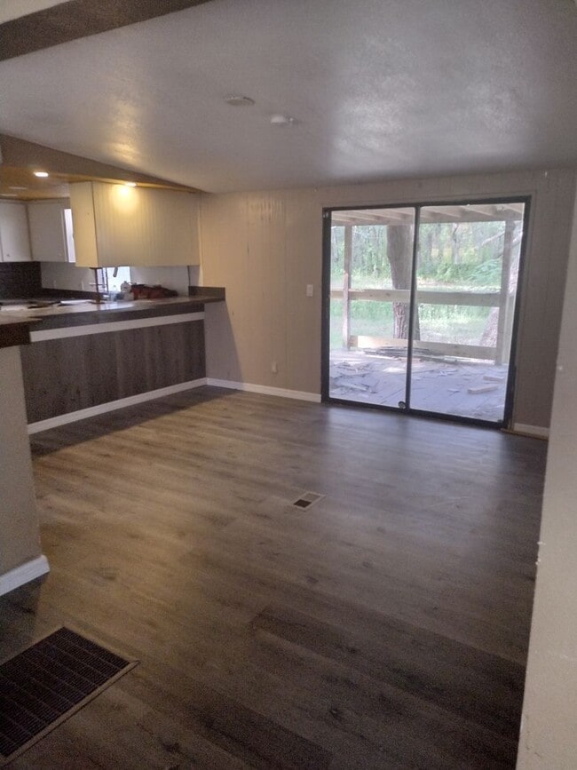 Foto del edificio - 3 bedroom 2 bathroom Home on 2 1/5 acres