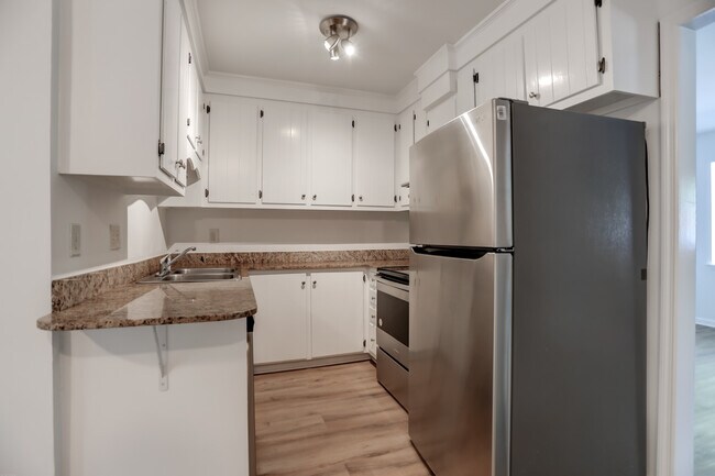 Foto del edificio - 1618 Poinsettia Rd