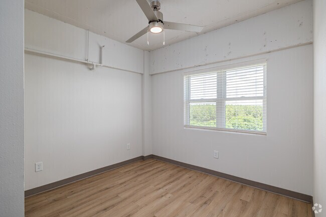 2BR, 1BA - 738SF - Dormitorio uno - Aya Tower