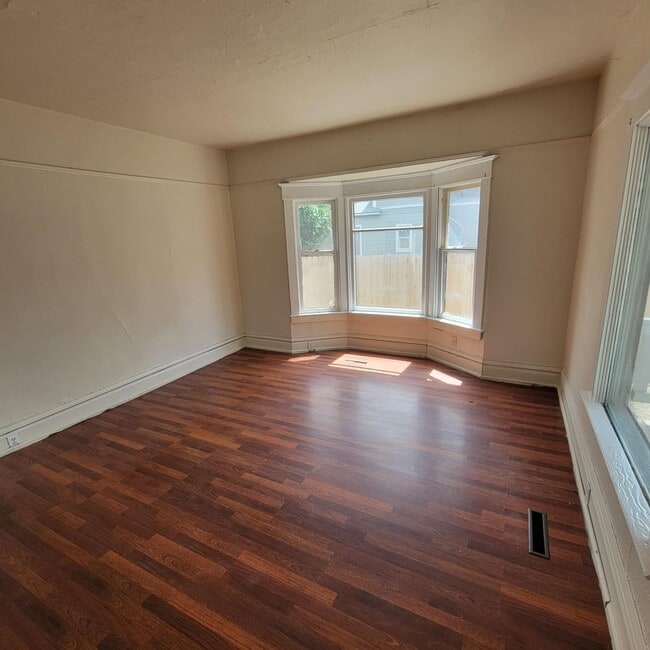 Building Photo - North Gonzaga area 3 bed house