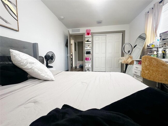 Building Photo - 3 bedroom in Hollywood FL 33024