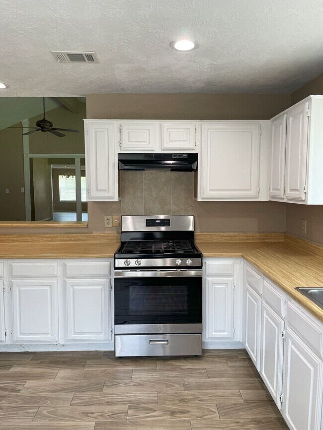 Building Photo - 21311 Meadowhill Dr