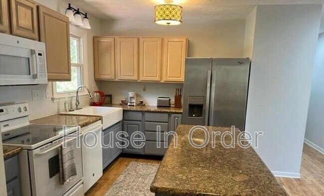 Foto del edificio - 220 Meredith Lp