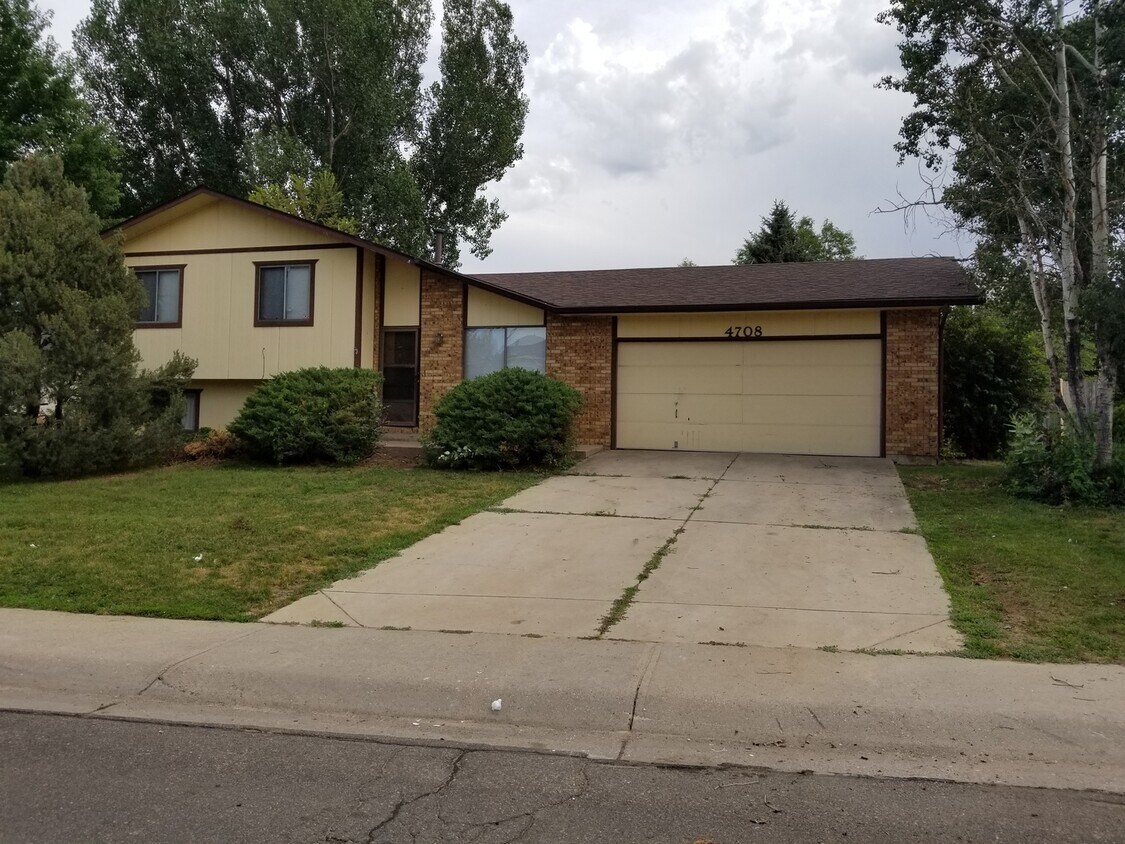 Primary Photo - 5 Bedroom, 2 bathroom with Huge yard and w...