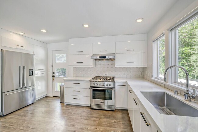 Building Photo - Yarrow Point Home