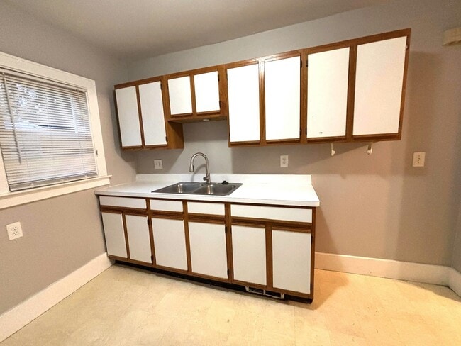 Building Photo - 436 E Cambourne St